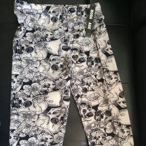 Moda Age One Size Capri skull and flowers Leggings
